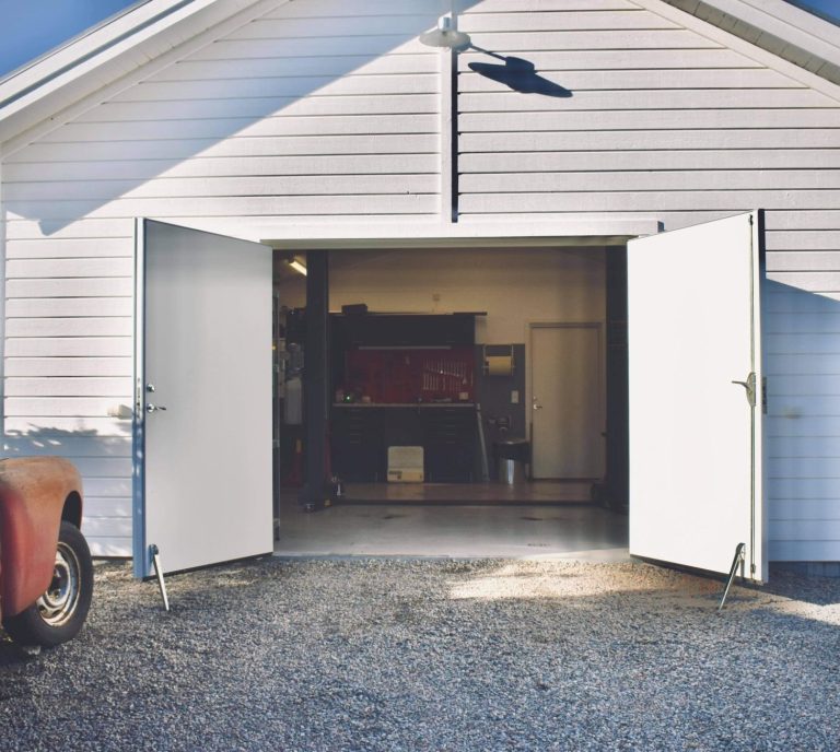 Infarten till Larssons Garage med den stora garageporten helt öppen.